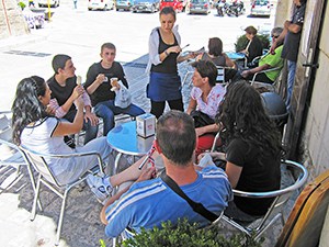 people at a cafe